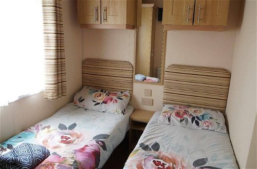 Foto 4 - Modern 3 Bedroom 2 Bathroom Caravan With Decking