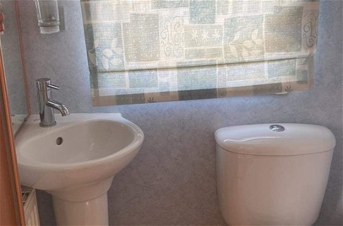 Foto 11 - Modern 3 Bedroom 2 Bathroom Caravan With Decking