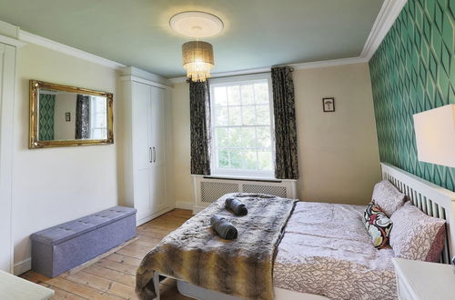 Photo 6 - Stunning 4 Bed Semi-detached Home With Ample Space