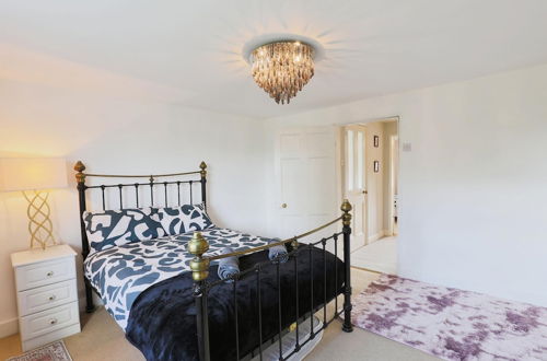 Photo 5 - Stunning 4 Bed Semi-detached Home With Ample Space