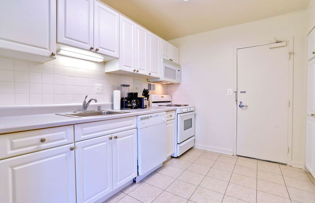 Bright Comfort in DC Apts - Foto 60