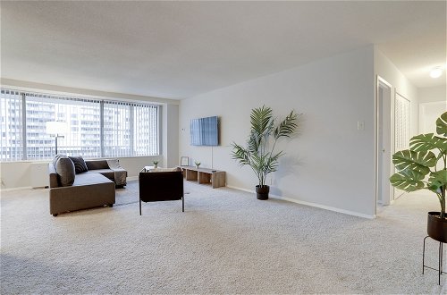 Photo 23 - Elegant apt with great Crystal City view