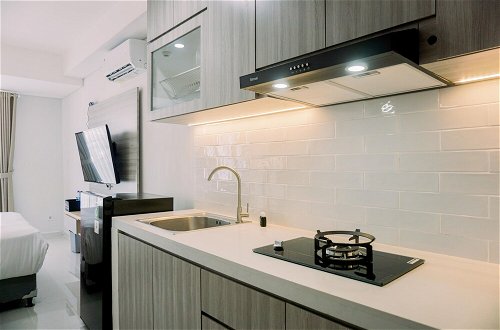 Photo 10 - Brand New And Good Choice Studio At Daan Mogot City Apartment