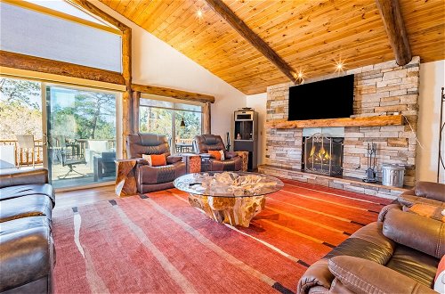 Foto 3 - Angels Camp Lodge by Avantstay Log Style Home w/ Game Room & Hot Tub in Great Location