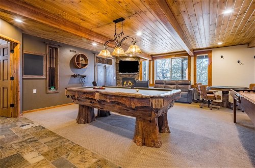 Photo 5 - Angels Camp Lodge by Avantstay Log Style Home w/ Game Room & Hot Tub in Great Location