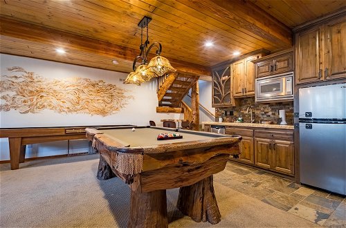Foto 35 - Angels Camp Lodge by Avantstay Log Style Home w/ Game Room & Hot Tub in Great Location