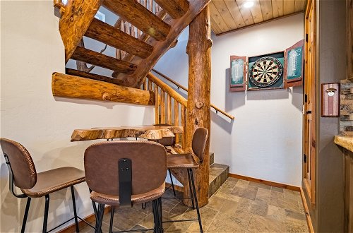 Foto 10 - Angels Camp Lodge by Avantstay Log Style Home w/ Game Room & Hot Tub in Great Location