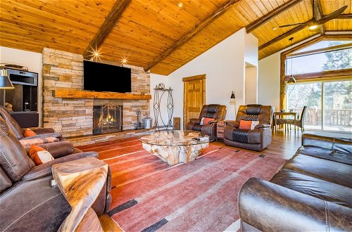 Foto 2 - Angels Camp Lodge by Avantstay Log Style Home w/ Game Room & Hot Tub in Great Location