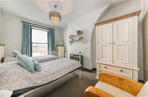 Photo 2 - Newly Renovated Two Bedroom Kensington Flat