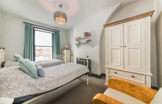 Photo 2 - Newly Renovated Two Bedroom Kensington Flat