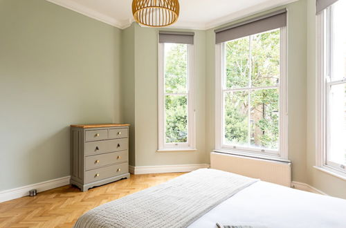 Foto 10 - Newly Renovated Two Bedroom Kensington Flat