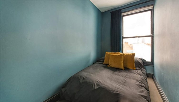 Photo 1 - Newly Renovated Two Bedroom Kensington Flat