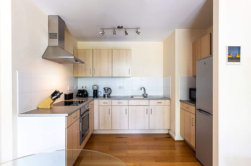 Photo 6 - Modern 1 Bedroom Apartment in West London