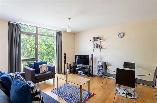 Photo 12 - Modern 1 Bedroom Apartment in West London