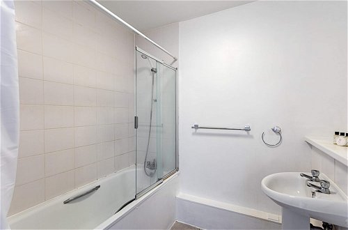 Photo 18 - Modern 1 Bedroom Apartment in West London