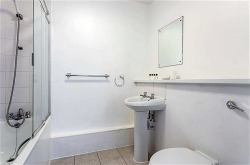 Photo 17 - Modern 1 Bedroom Apartment in West London
