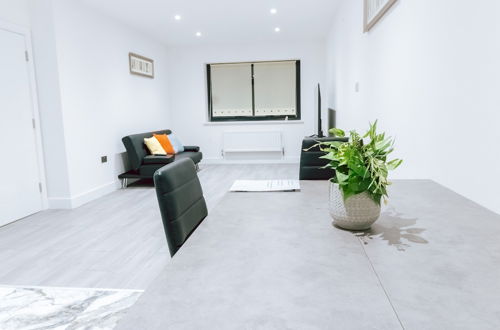 Photo 10 - Inviting 1 Bed Apartment in Purley