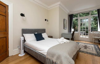 Photo 2 - Gorgeous 6BD House - 2 Mins From South Kensington