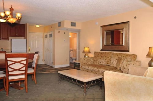 Photo 10 - Jockey Club 2 bed 2 ba