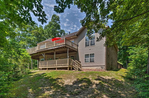 Photo 37 - Luxe Lake Cumberland Retreat w/ Decks on 1 Acre