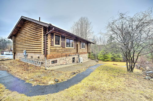 Foto 11 - Spacious Cabin w/ Decks Near Saratoga Springs