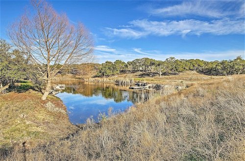 Foto 12 - Peaceful Hill Country Hideaway w/ Pond Views
