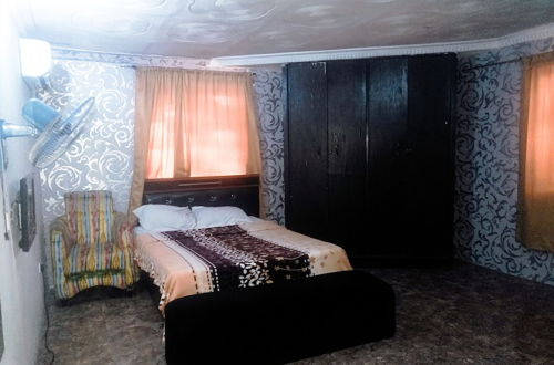Foto 7 - Room in House - Unrivaled Comfort at Val's Residence With King-sized bed