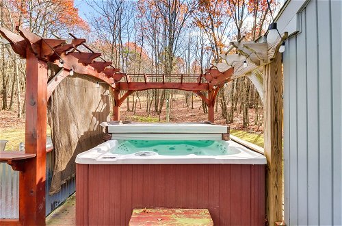 Photo 5 - Pocono Mountains Retreat w/ Pool Table & Hot Tub