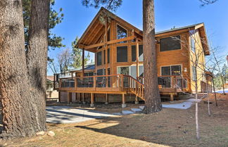 Foto 1 - Expansive Cabin With Hot Tub + Walk to Ski Lift