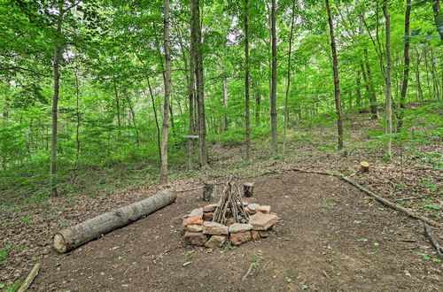 Foto 9 - Quiet Cabin w/ Hot Tub ~ 15 Mi to State Parks