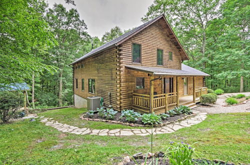 Foto 11 - Quiet Cabin w/ Hot Tub ~ 15 Mi to State Parks