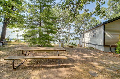 Foto 18 - Lakefront Grove Retreat: Private Boat Slip & Dock