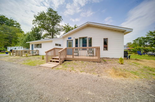 Photo 25 - Charming Lake Erie Cottage on Main Strip