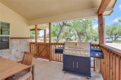 Foto 11 - Pet-friendly Texas Home w/ Furnished Patio & Grill