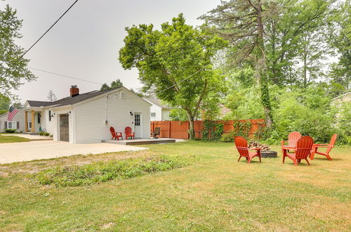 Foto 6 - Chippewa Lake Cottage w/ Fire Pit