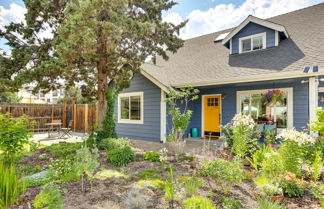 Foto 1 - Colorful Bend Home w/ Yard & Fire Pit