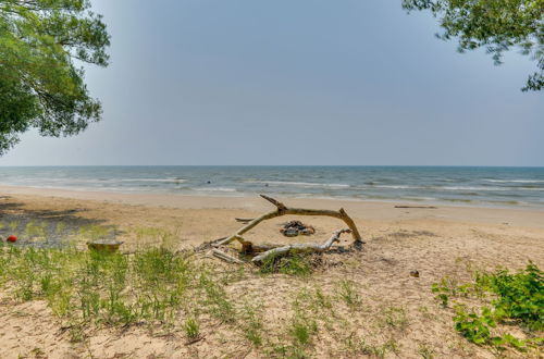 Foto 17 - Cozy Beachfront Cottage on Lake Ontario