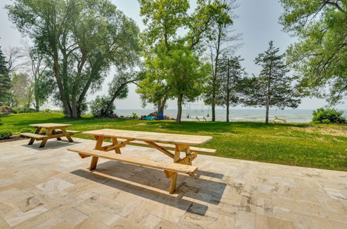 Photo 14 - Cozy Beachfront Cottage on Lake Ontario