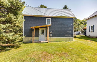 Foto 1 - Pet-friendly Michigan Getaway w/ Porch & Kayaks