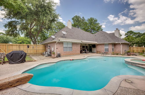 Foto 6 - Sprawling Montgomery Oasis w/ Pool & Hot Tub