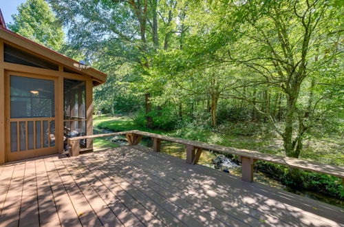 Photo 10 - Del Rio Cabin w/ Hot Tub + On-site Fishing Pond