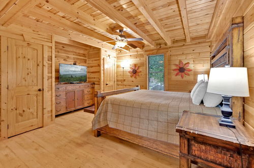 Photo 15 - 3 BDR Log Cabin in Cozy Resort w/ Private Hot Tub