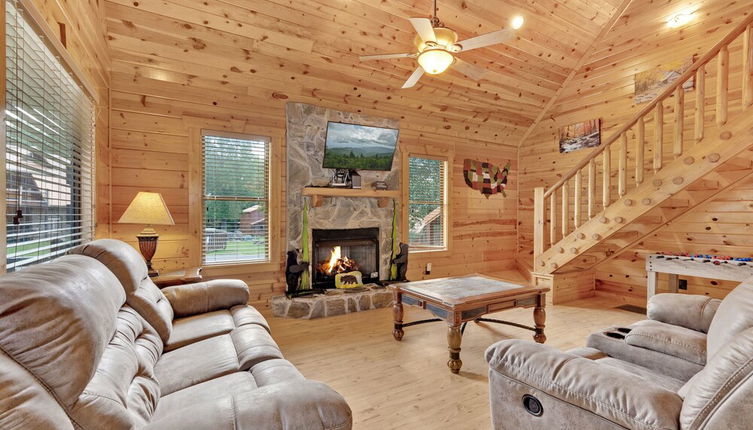 Photo 1 - 3 BDR Log Cabin in Cozy Resort w/ Private Hot Tub