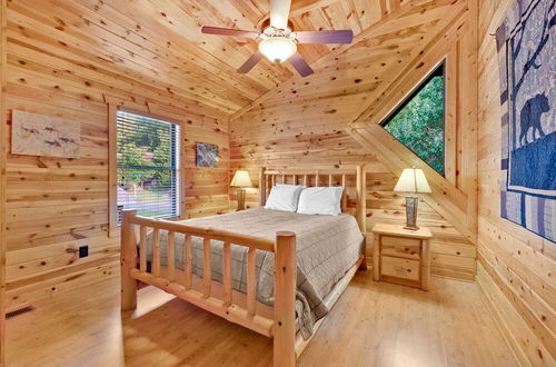 Photo 9 - 3 BDR Log Cabin in Cozy Resort w/ Private Hot Tub