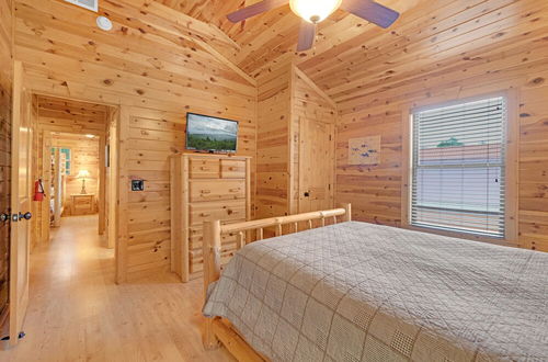 Foto 13 - 3 BDR Log Cabin in Cozy Resort w/ Private Hot Tub