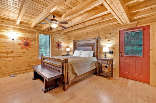 Photo 10 - 3 BDR Log Cabin in Cozy Resort w/ Private Hot Tub