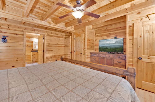 Photo 14 - 3 BDR Log Cabin in Cozy Resort w/ Private Hot Tub