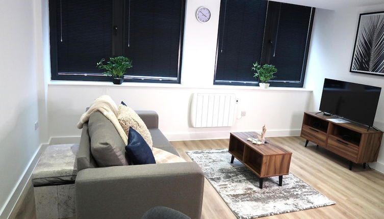 Photo 1 - Cosy Apartment in Old Trafford With Parking Space