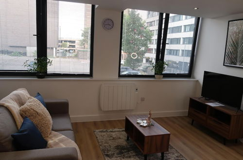 Photo 10 - Cosy Apartment in Old Trafford With Parking Space