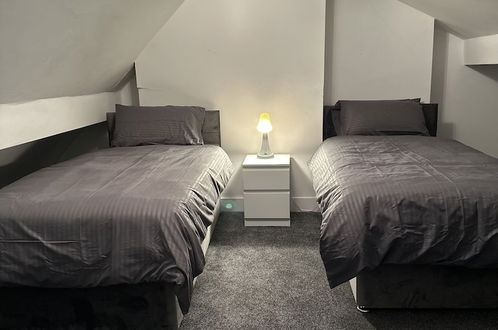 Photo 4 - 5-bed Apartment in Altrincham Near Airport